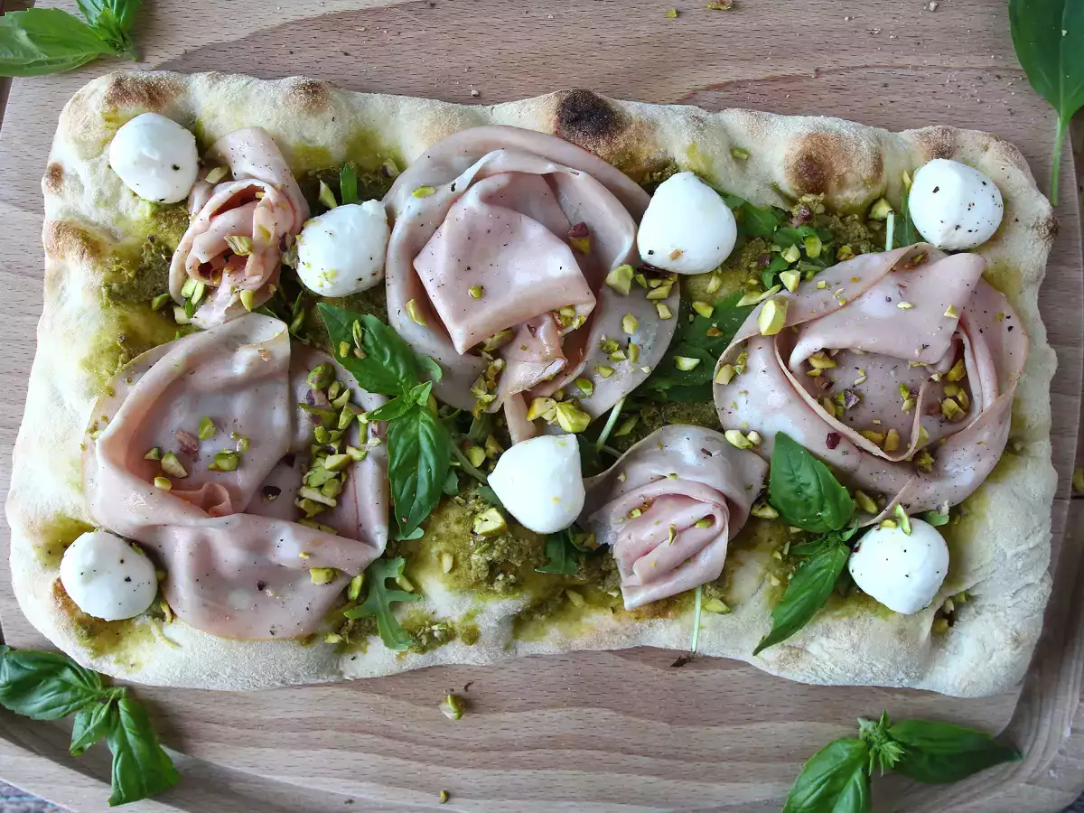 Pinsa με πέστο και mortadella, έτοιμη σε 10 λεπτά! - φωτογραφία 3