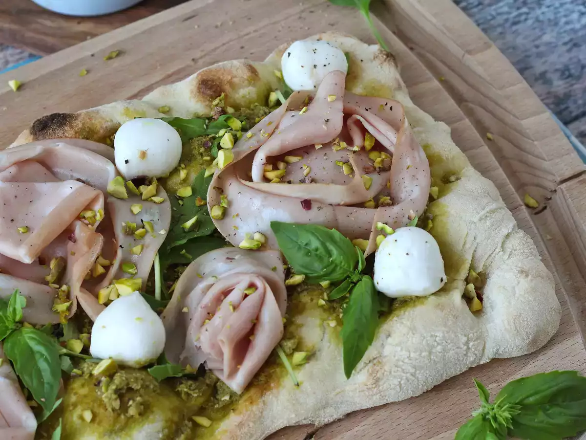 Pinsa με πέστο και mortadella, έτοιμη σε 10 λεπτά!