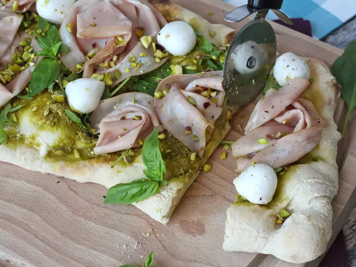 Pinsa με πέστο και mortadella, έτοιμη σε 10 λεπτά! - φωτογραφία 2