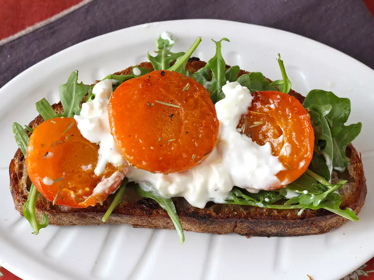 Ψητά βερίκοκα, ρόκα και burrata σε τοστ