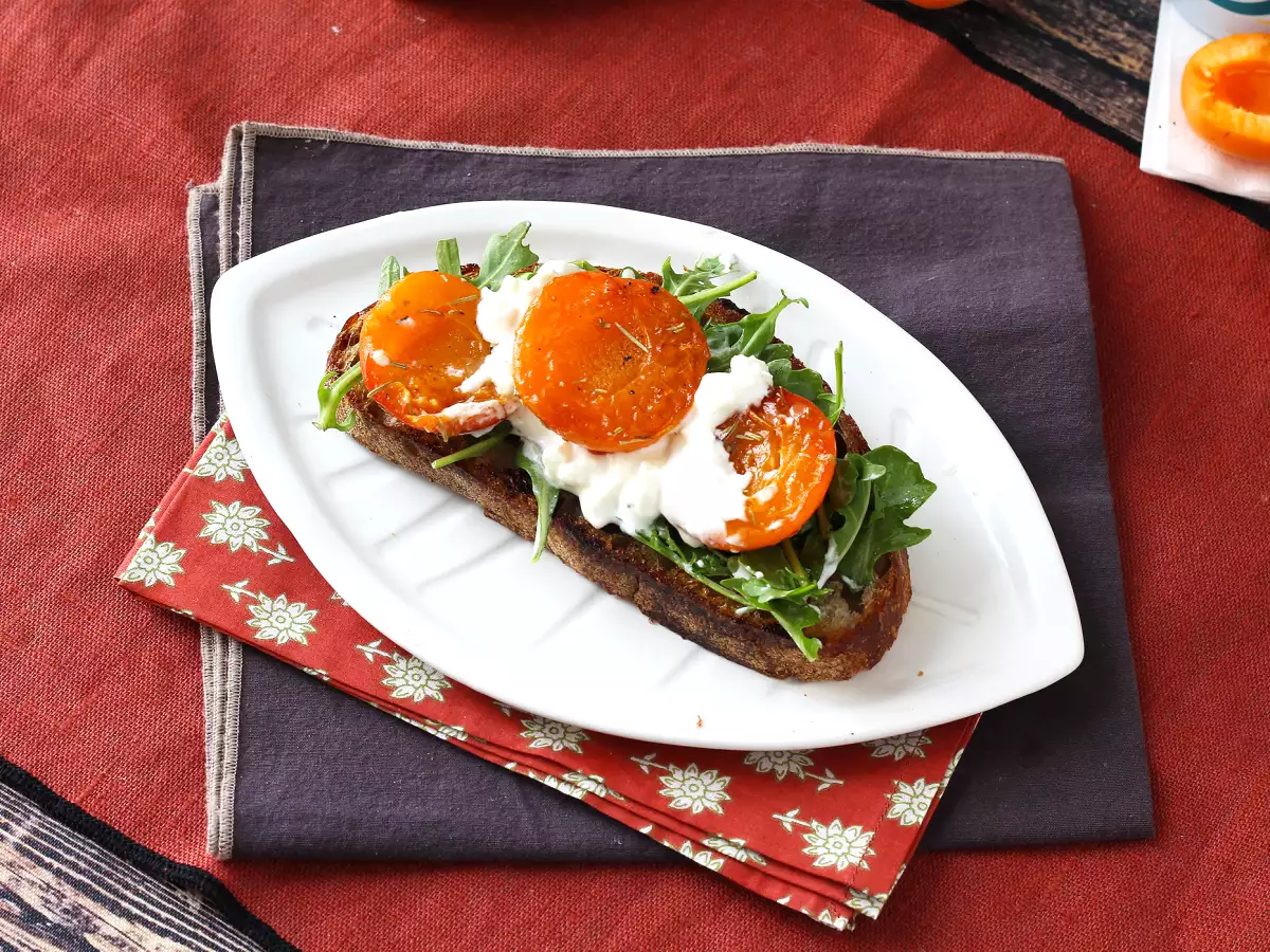 Ψητά βερίκοκα, ρόκα και burrata σε τοστ - φωτογραφία 3