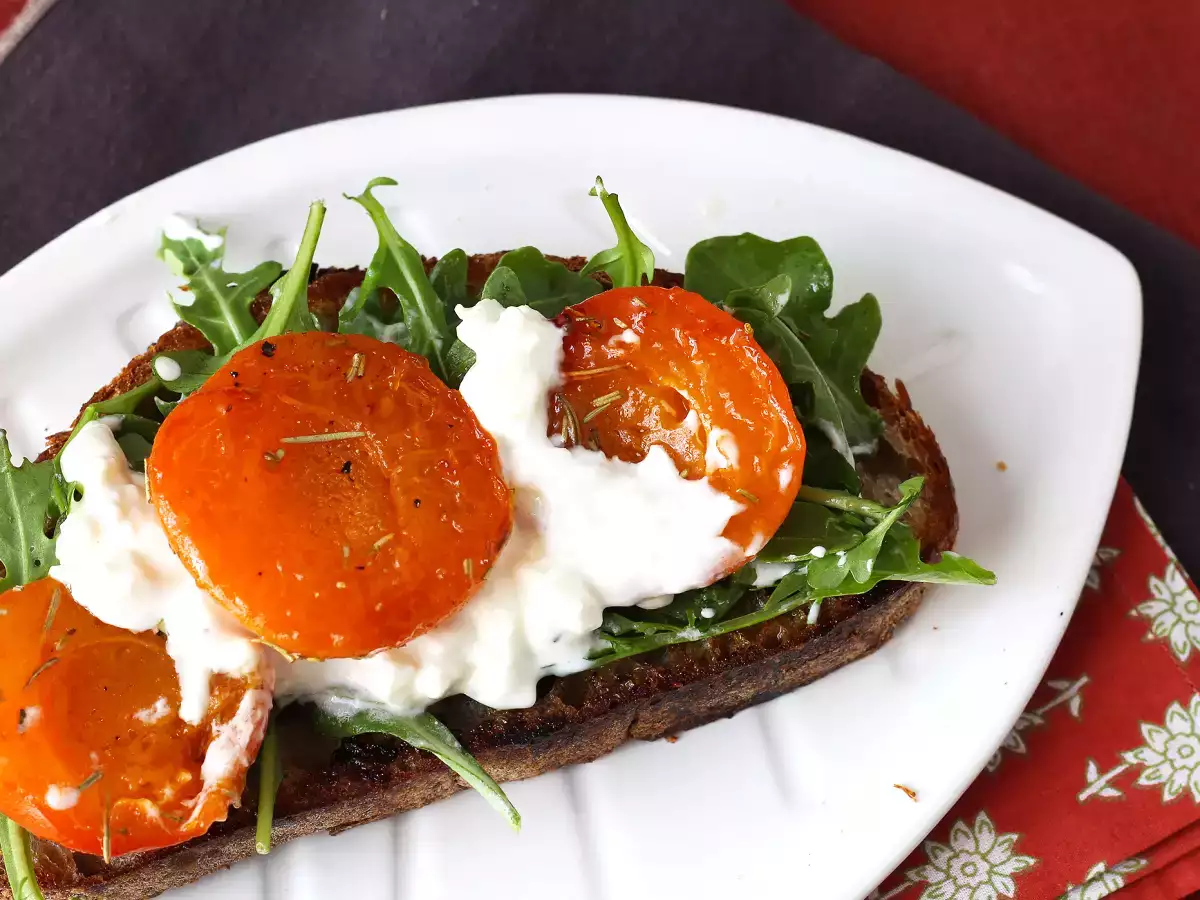 Ψητά βερίκοκα, ρόκα και burrata σε τοστ - φωτογραφία 4