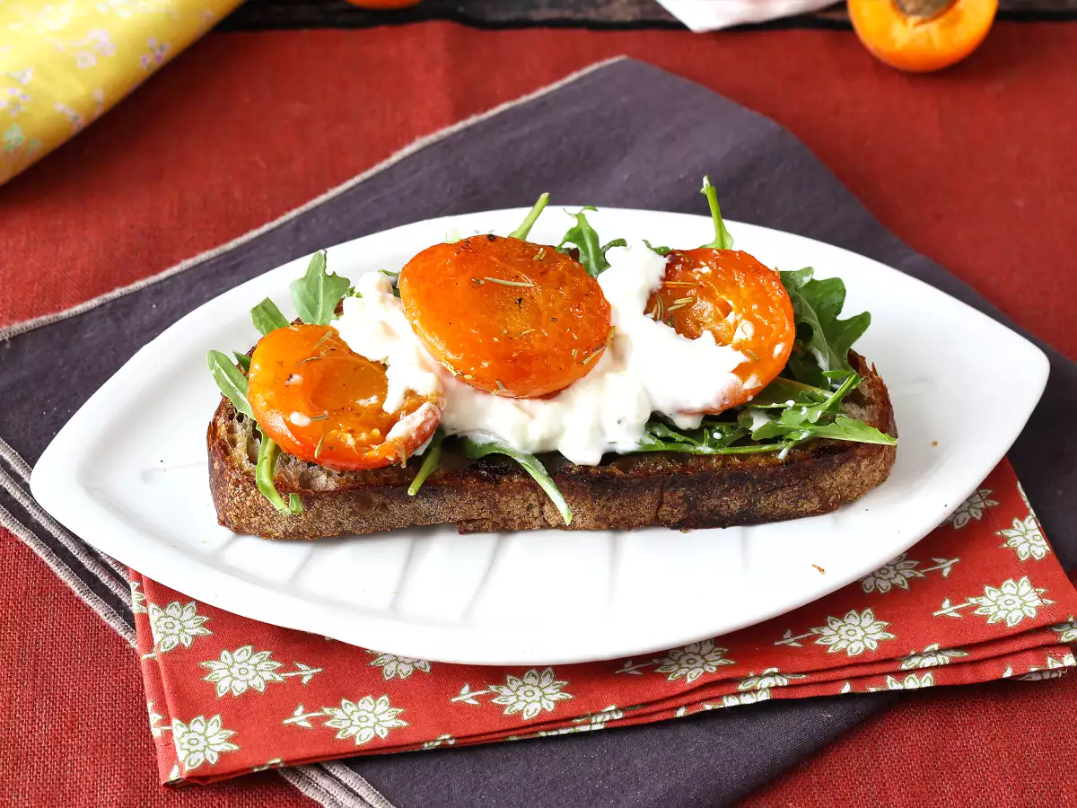 Ψητά βερίκοκα, ρόκα και burrata σε τοστ - φωτογραφία 5