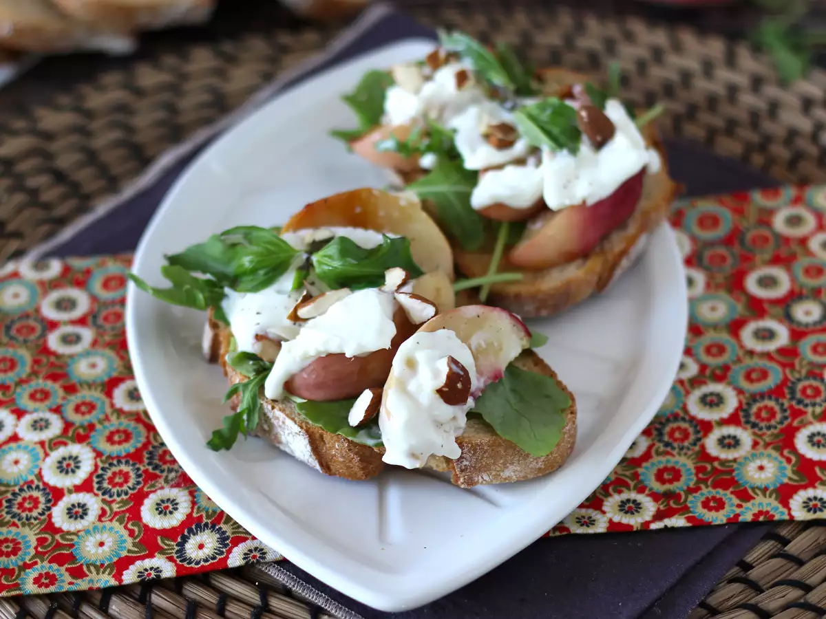 ρόκα, ψητά ροδάκινα και burrata σε τοστ: ο τέλειος γλυκός και αλμυρός συνδυασμός! - φωτογραφία 2