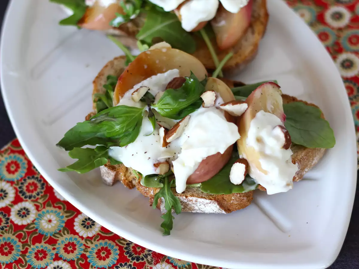 ρόκα, ψητά ροδάκινα και burrata σε τοστ: ο τέλειος γλυκός και αλμυρός συνδυασμός! - φωτογραφία 3