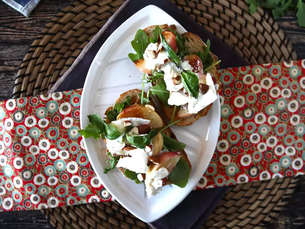 ρόκα, ψητά ροδάκινα και burrata σε τοστ: ο τέλειος γλυκός και αλμυρός συνδυασμός! - φωτογραφία 4
