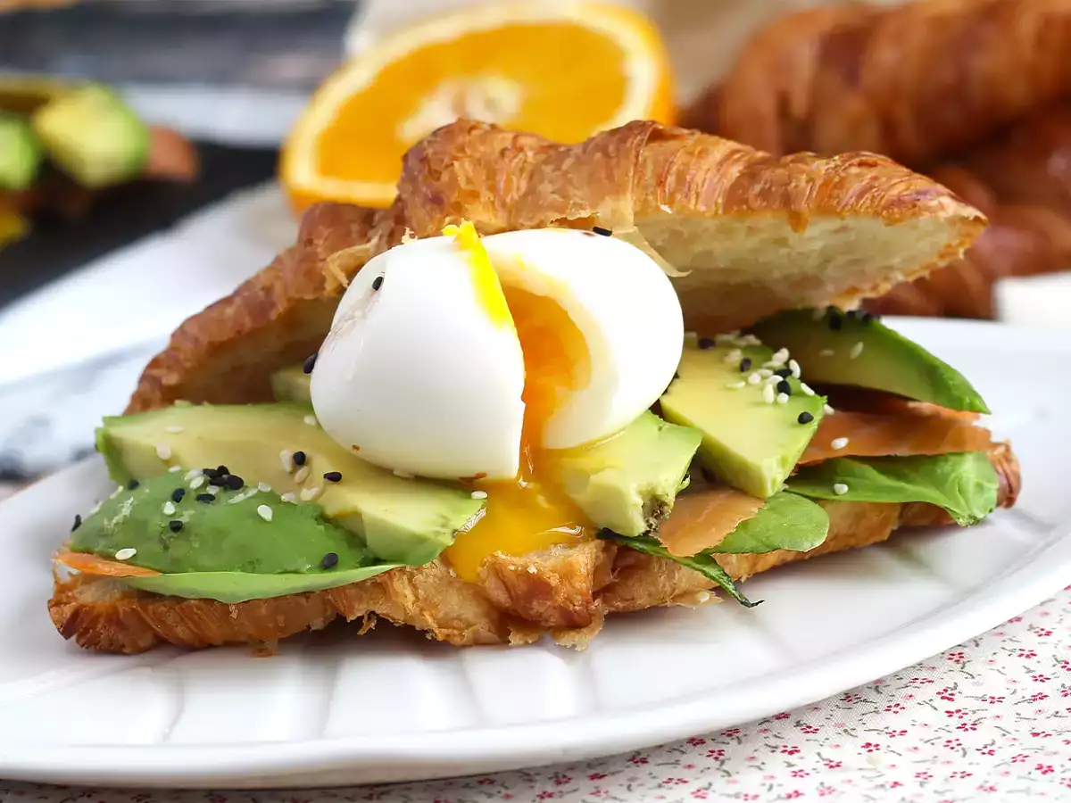 Σάντουιτς brunch με κρουασάν