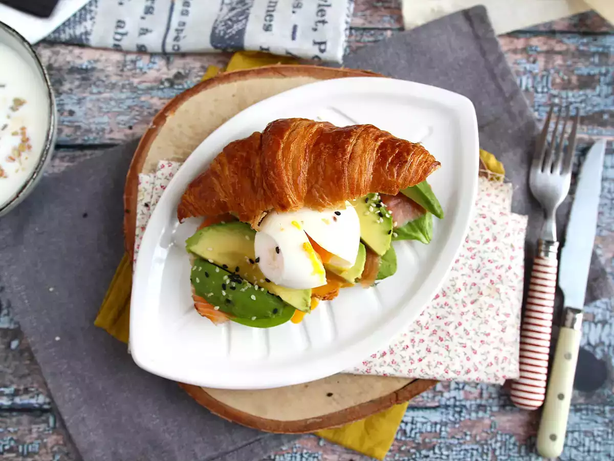 Σάντουιτς brunch με κρουασάν - φωτογραφία 2