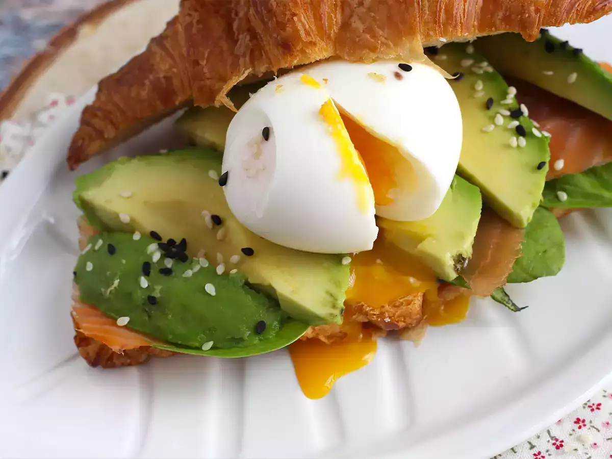 Σάντουιτς brunch με κρουασάν - φωτογραφία 3