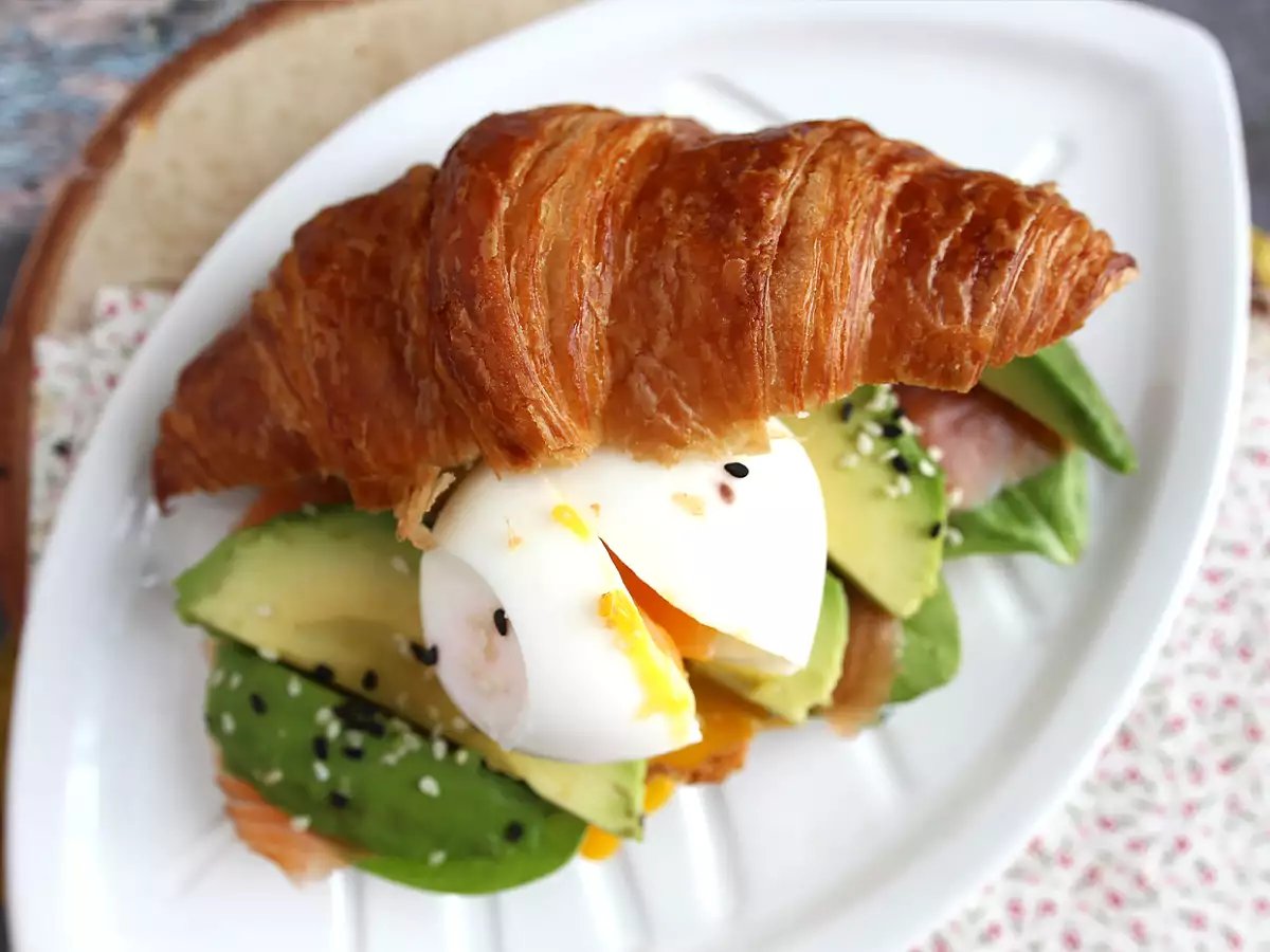 Σάντουιτς brunch με κρουασάν - φωτογραφία 4