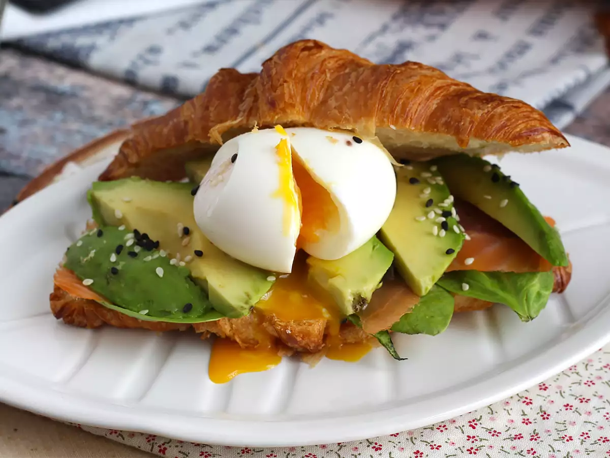 Σάντουιτς brunch με κρουασάν - φωτογραφία 5