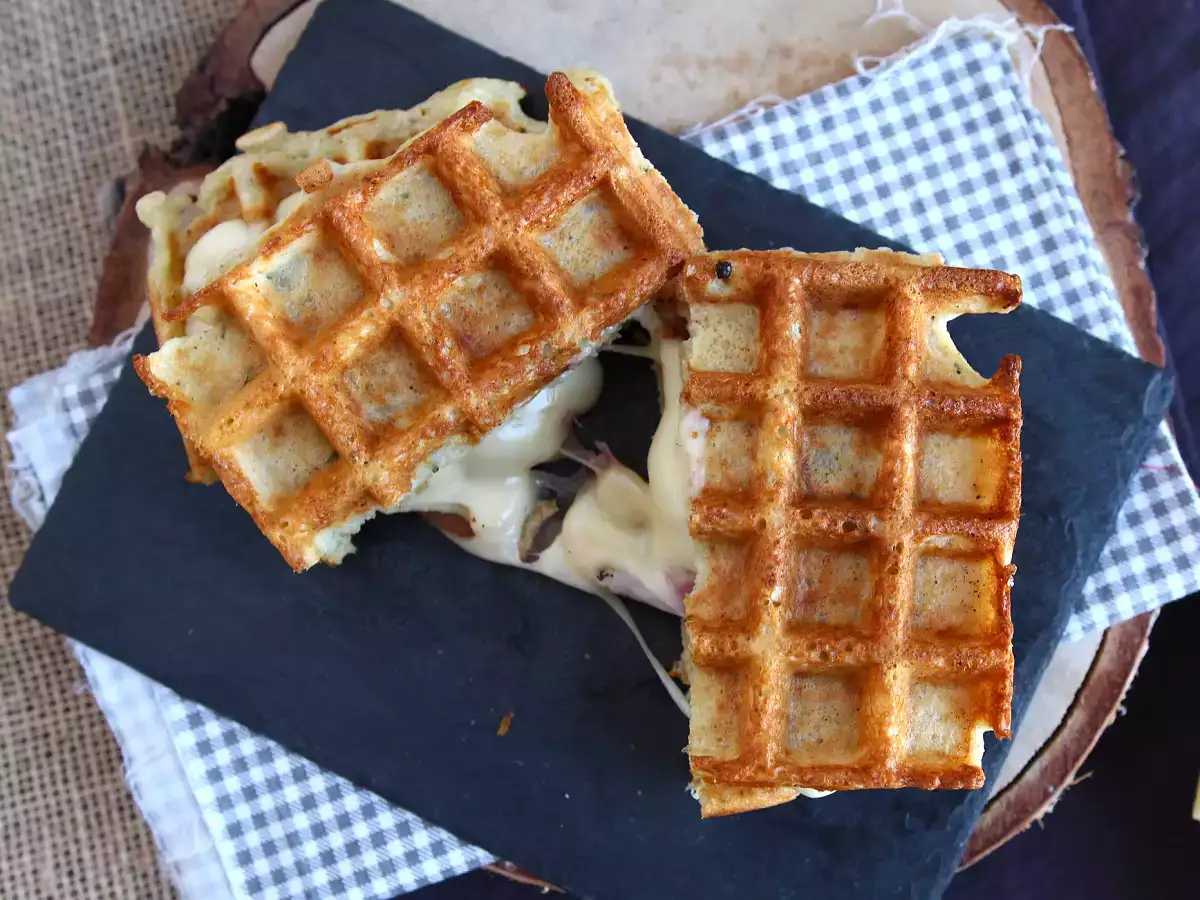 Σάντουιτς με βάφλα πατάτας και raclette, το απόλυτο comfort food - φωτογραφία 2