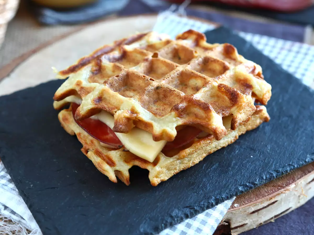 Σάντουιτς με βάφλα πατάτας και raclette, το απόλυτο comfort food - φωτογραφία 3