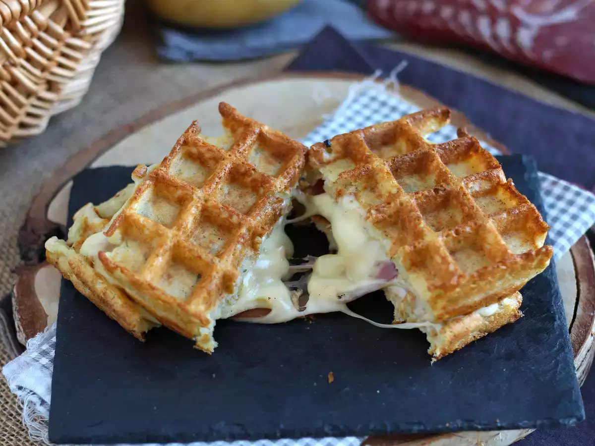 Σάντουιτς με βάφλα πατάτας και raclette, το απόλυτο comfort food - φωτογραφία 4