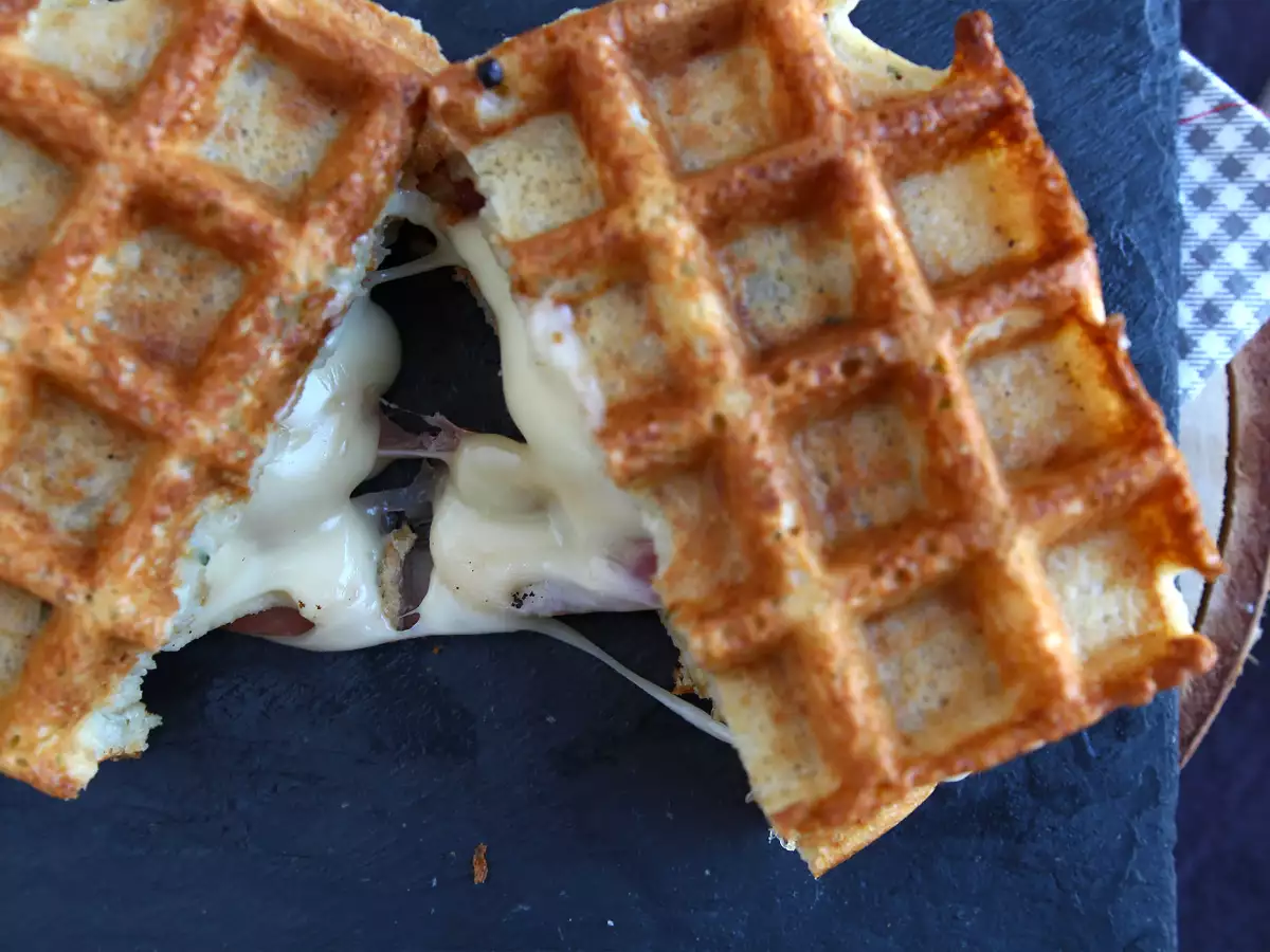 Σάντουιτς με βάφλα πατάτας και raclette, το απόλυτο comfort food - φωτογραφία 6