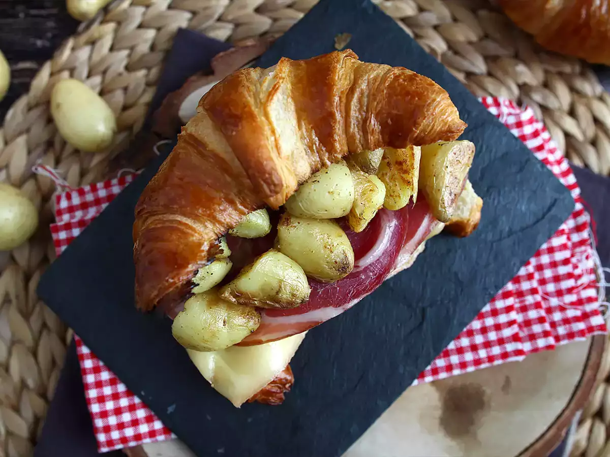 Σάντουιτς με κρουασάν Raclette για ένα νόστιμο brunch! - φωτογραφία 2