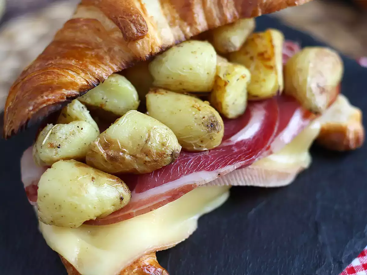 Σάντουιτς με κρουασάν Raclette για ένα νόστιμο brunch! - φωτογραφία 3