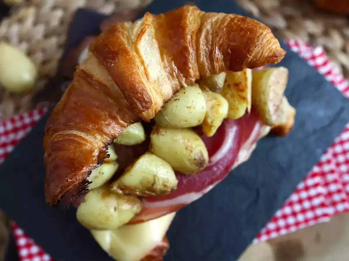 Σάντουιτς με κρουασάν Raclette για ένα νόστιμο brunch! - φωτογραφία 4