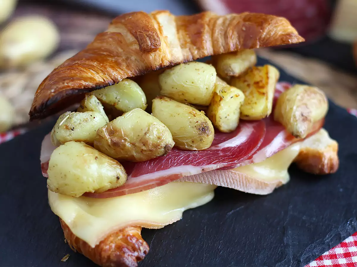 Σάντουιτς με κρουασάν Raclette για ένα νόστιμο brunch! - φωτογραφία 5