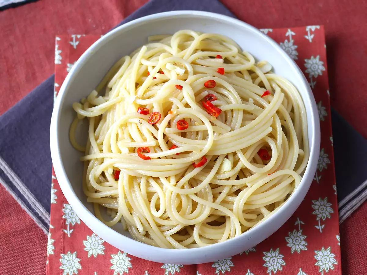 Spaghetti aglio, olio e peperoncino: το πιάτο της τελευταίας στιγμής της ιταλικής παράδοσης - φωτογραφία 3