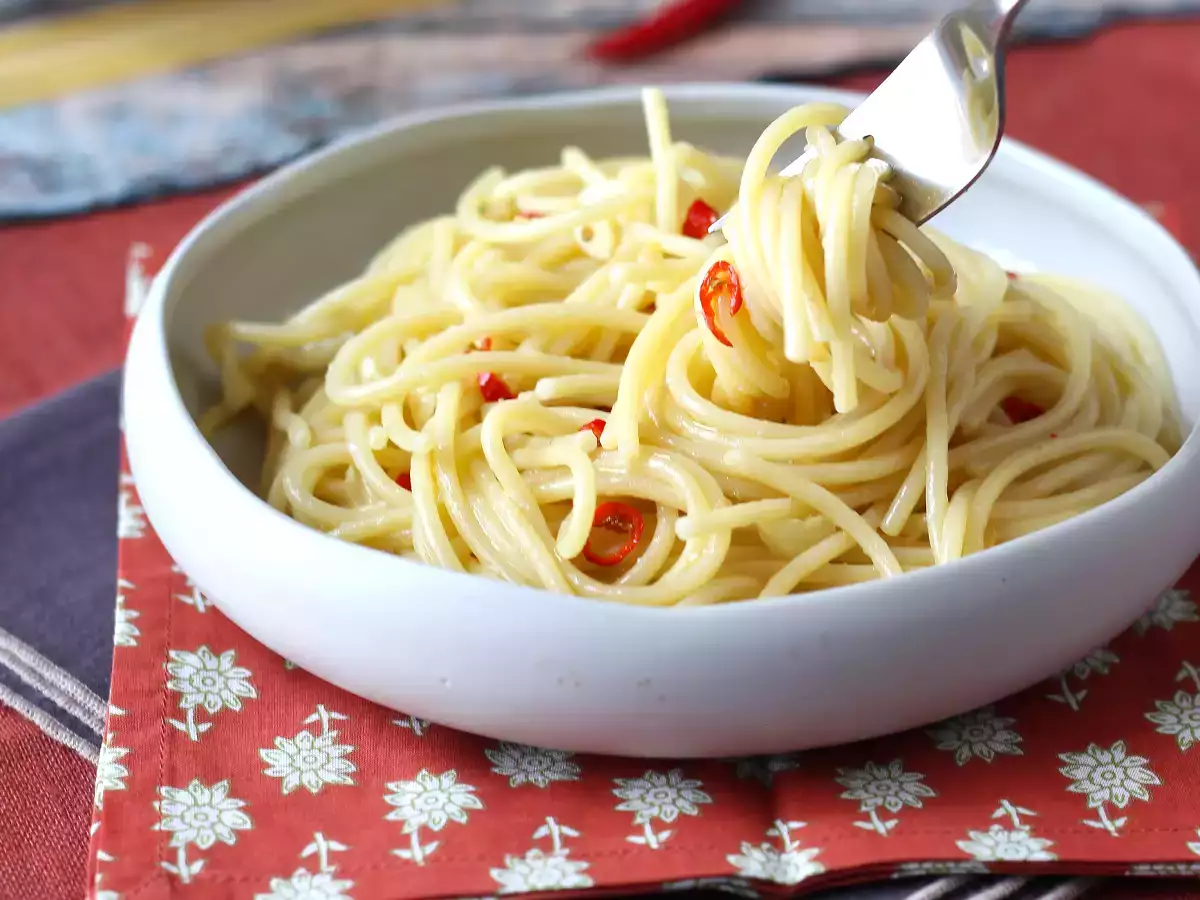Spaghetti aglio, olio e peperoncino: το πιάτο της τελευταίας στιγμής της ιταλικής παράδοσης - φωτογραφία 4