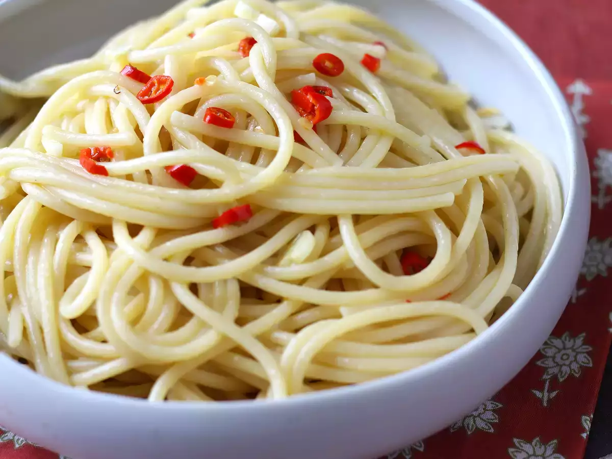 Spaghetti aglio, olio e peperoncino: το πιάτο της τελευταίας στιγμής της ιταλικής παράδοσης - φωτογραφία 5