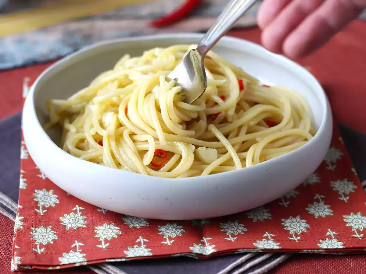 Spaghetti aglio, olio e peperoncino: το πιάτο της τελευταίας στιγμής της ιταλικής παράδοσης - φωτογραφία 6