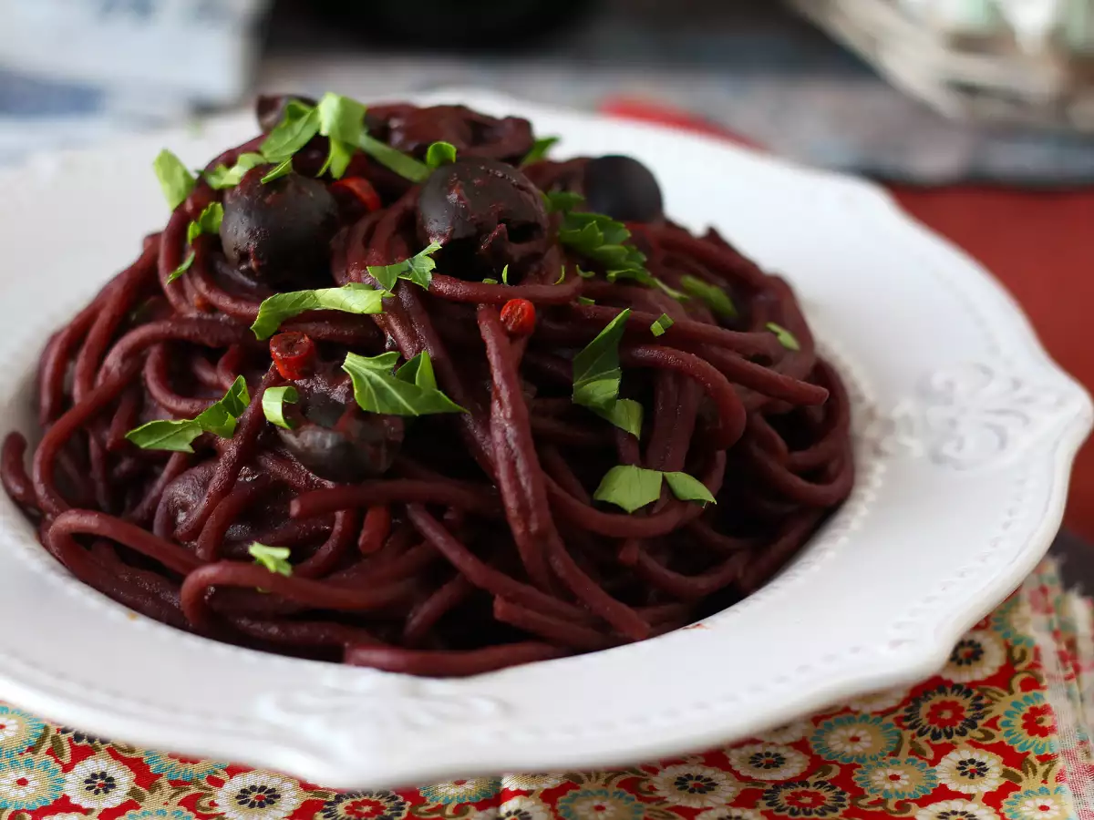 Spaghetti al fuoco di Bacco: ζυμαρικά με κόκκινο κρασί για να φέρετε κάτι ξεχωριστό στο τραπέζι - φωτογραφία 3