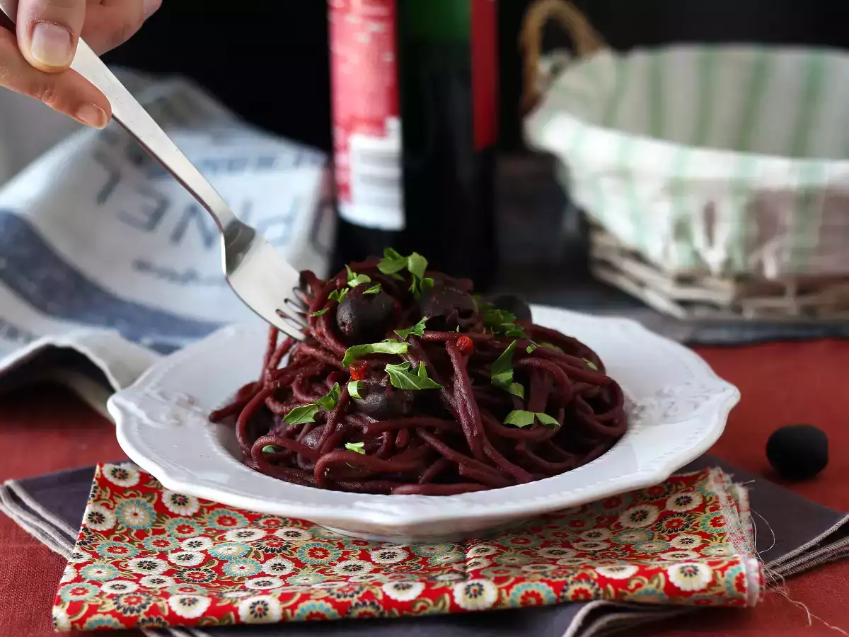 Spaghetti al fuoco di Bacco: ζυμαρικά με κόκκινο κρασί για να φέρετε κάτι ξεχωριστό στο τραπέζι - φωτογραφία 4