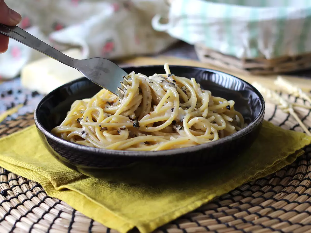 Σπαγγέτι cacio e pepe: 3 υλικά, μια έκρηξη γεύσης! - φωτογραφία 4