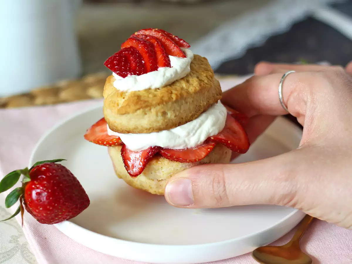 Strawberry shortcake, το αμερικανικό κέικ με κρέμα φράουλας που δεν αποτυγχάνει ποτέ - φωτογραφία 2