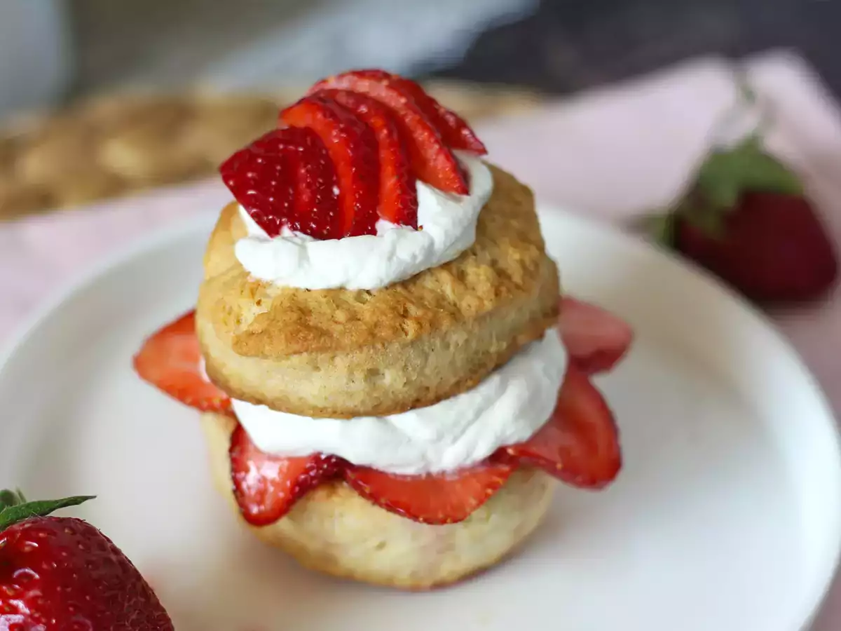 Strawberry shortcake, το αμερικανικό κέικ με κρέμα φράουλας που δεν αποτυγχάνει ποτέ - φωτογραφία 3