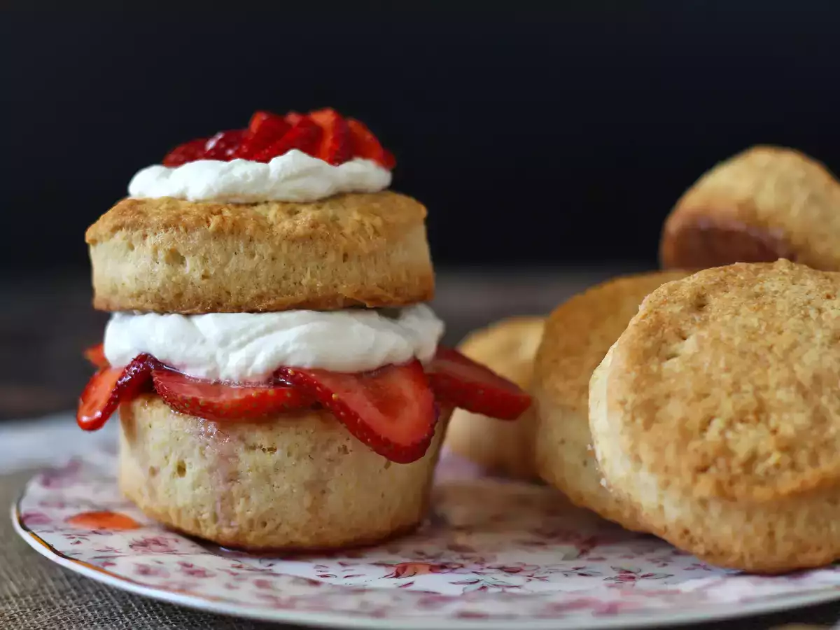 Strawberry shortcake, το αμερικανικό κέικ με κρέμα φράουλας που δεν αποτυγχάνει ποτέ - φωτογραφία 5