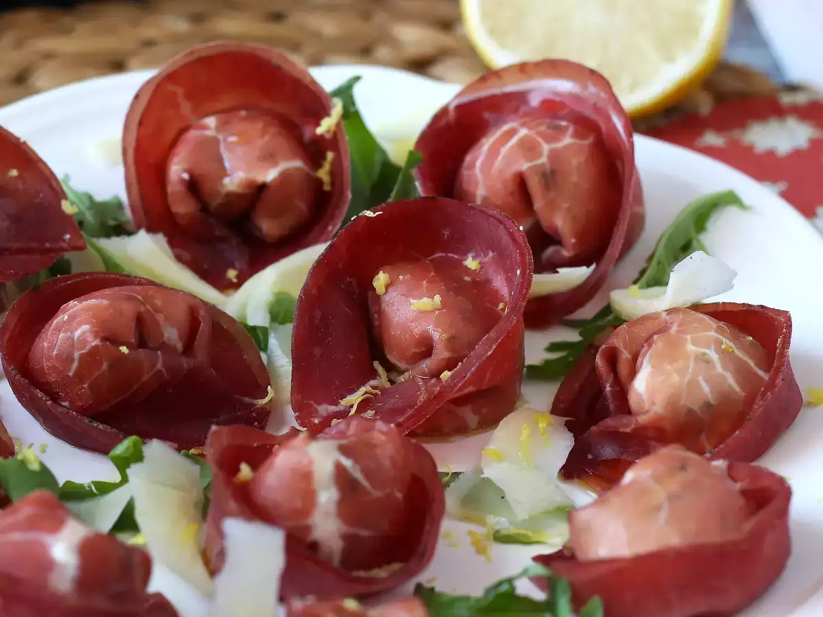 Tortelloni di bresaola γεμιστά με ρόκα και τυρί ricotta: νόστιμα και έτοιμα σε 10 λεπτά!