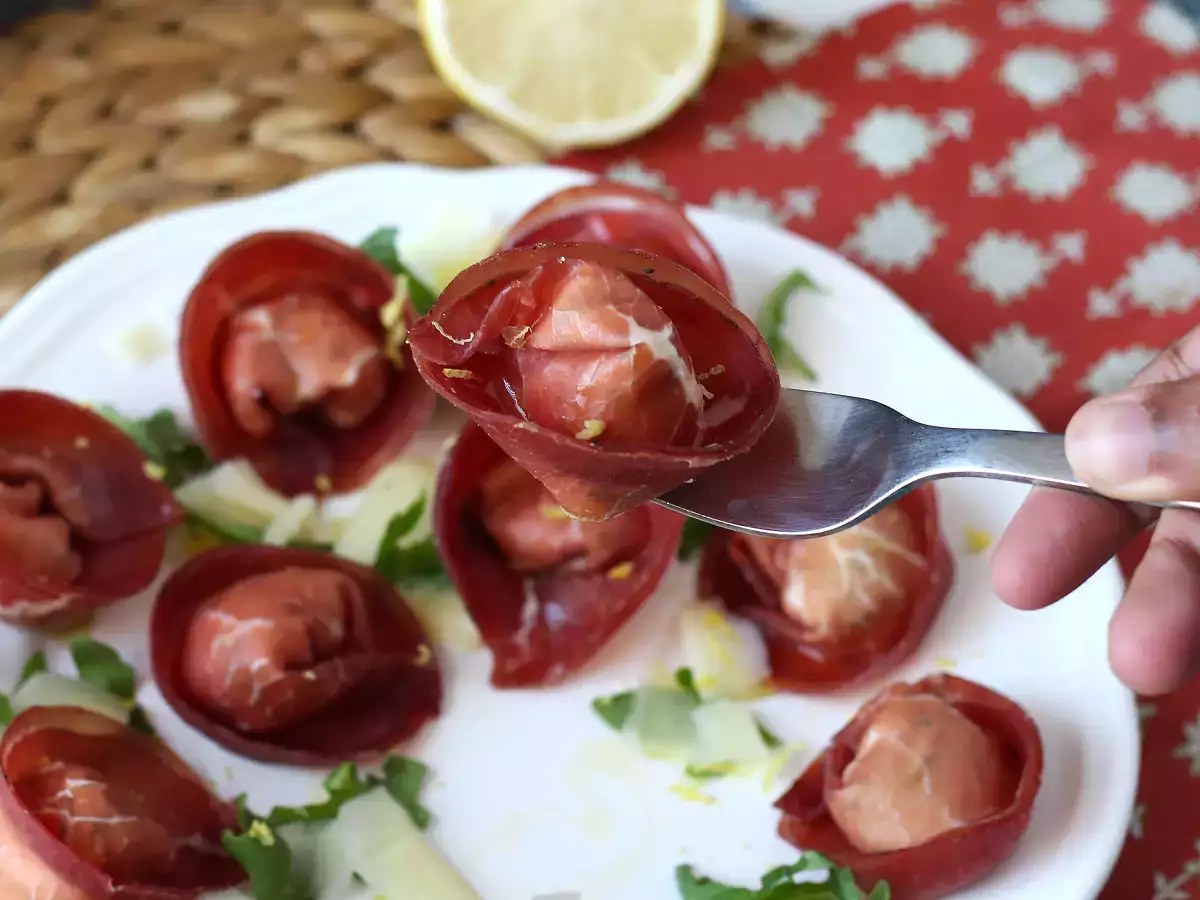 Tortelloni di bresaola γεμιστά με ρόκα και τυρί ricotta: νόστιμα και έτοιμα σε 10 λεπτά! - φωτογραφία 2