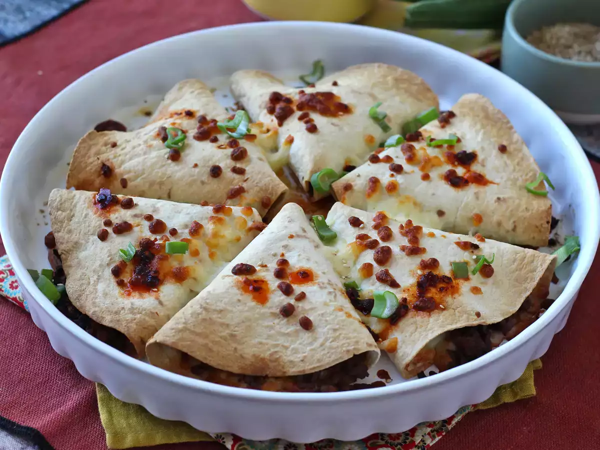 Τορτίγιες φούρνου με quesadillas και πικάντικη γέμιση βοδινού κρέατος - φωτογραφία 2