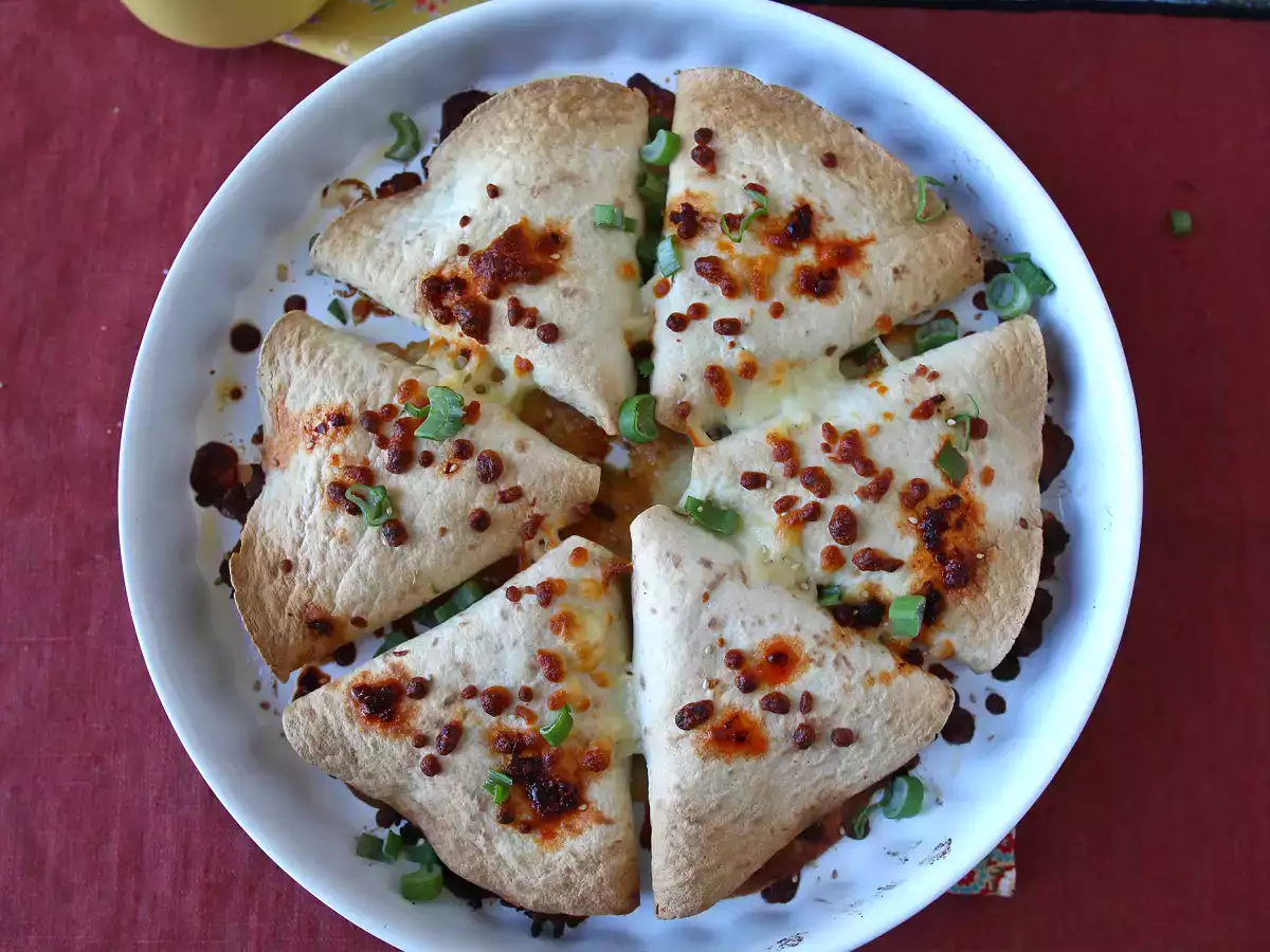 Τορτίγιες φούρνου με quesadillas και πικάντικη γέμιση βοδινού κρέατος - φωτογραφία 4