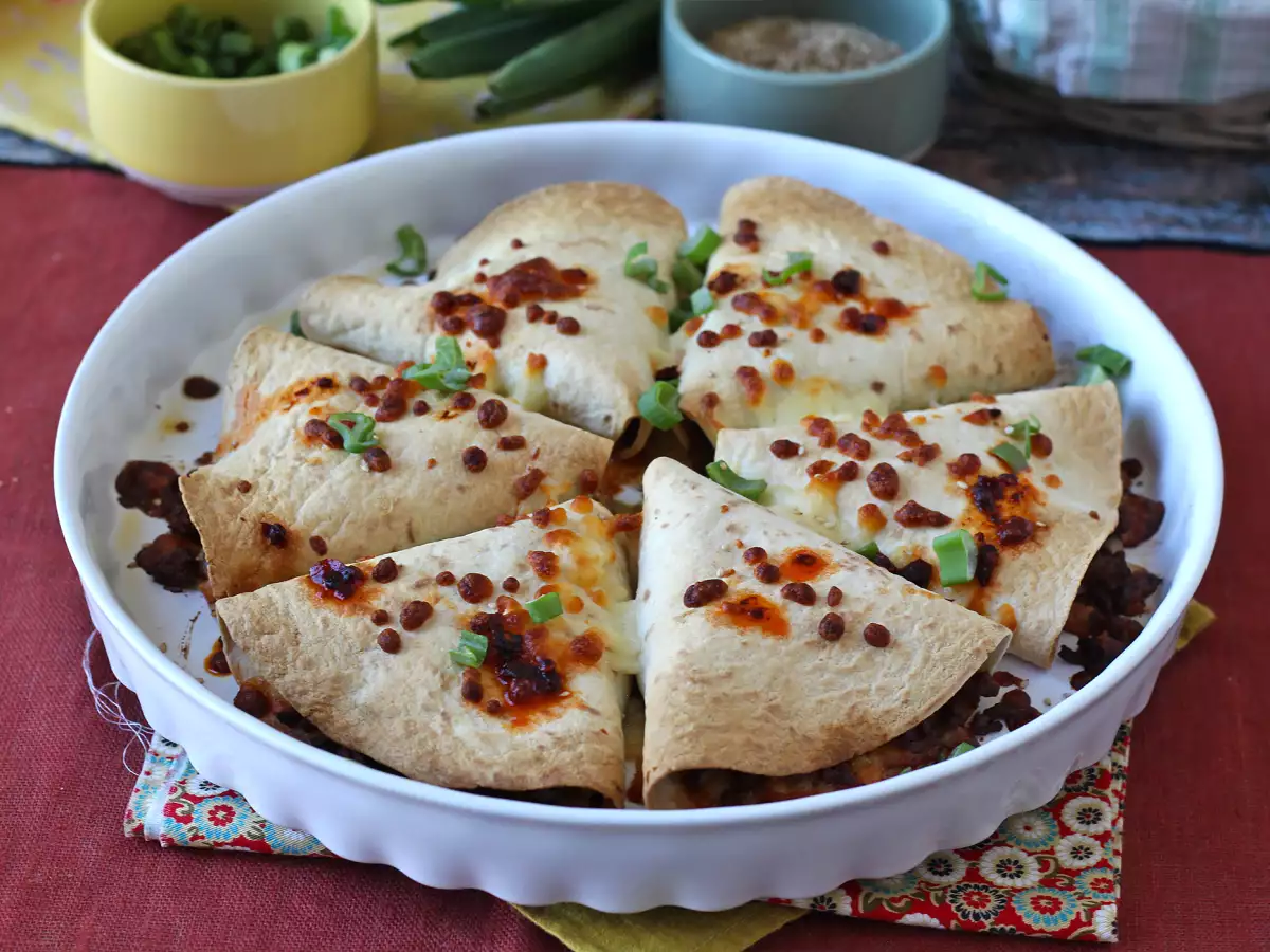 Τορτίγιες φούρνου με quesadillas και πικάντικη γέμιση βοδινού κρέατος - φωτογραφία 6