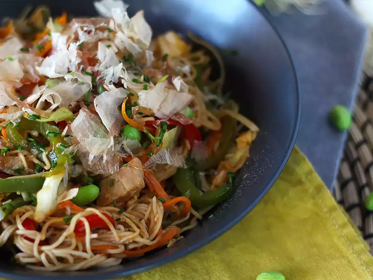Yakisoba, ζυμαρικά τηγανητά με λαχανικά - φωτογραφία 2