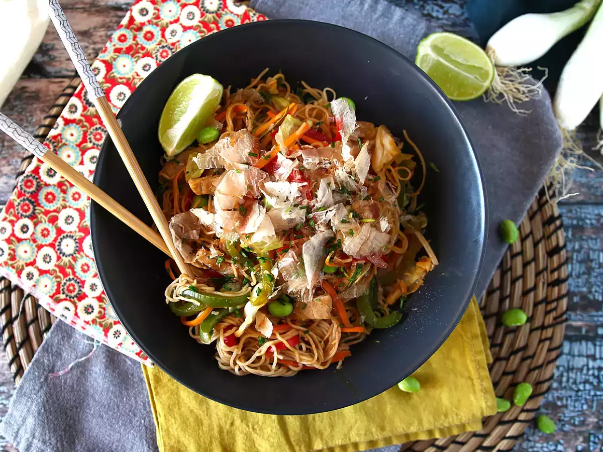 Yakisoba, ζυμαρικά τηγανητά με λαχανικά - φωτογραφία 3