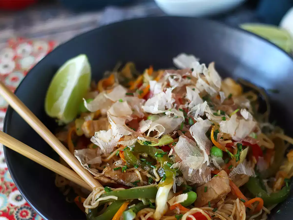 Yakisoba, ζυμαρικά τηγανητά με λαχανικά - φωτογραφία 4