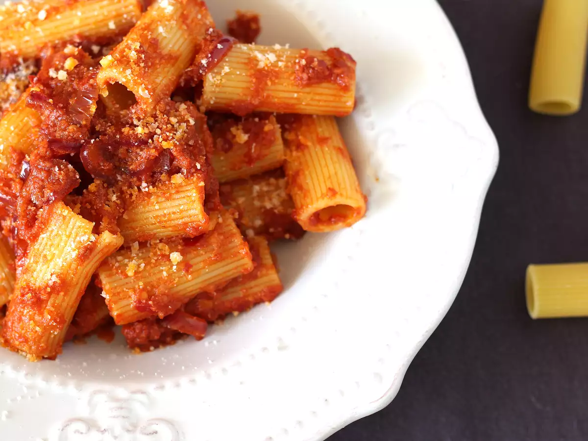 Ζυμαρικά με 'Nduja, ένα εύκολο στην παρασκευή πιάτο ζυμαρικών από την Καλαβρία - φωτογραφία 2