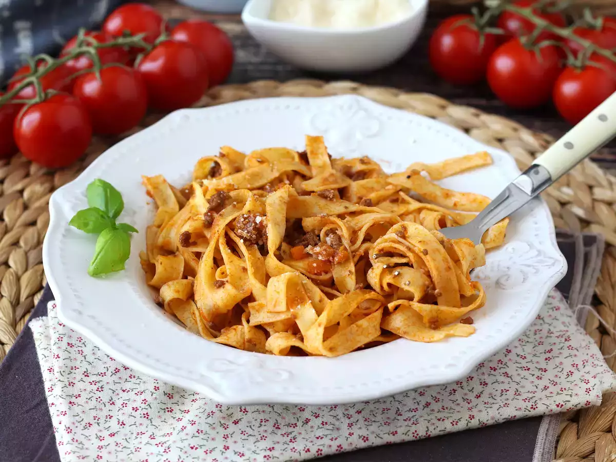 Ζυμαρικά με σάλτσα μπολονέζ - tagliatelle al ragù alla bolognese - φωτογραφία 2