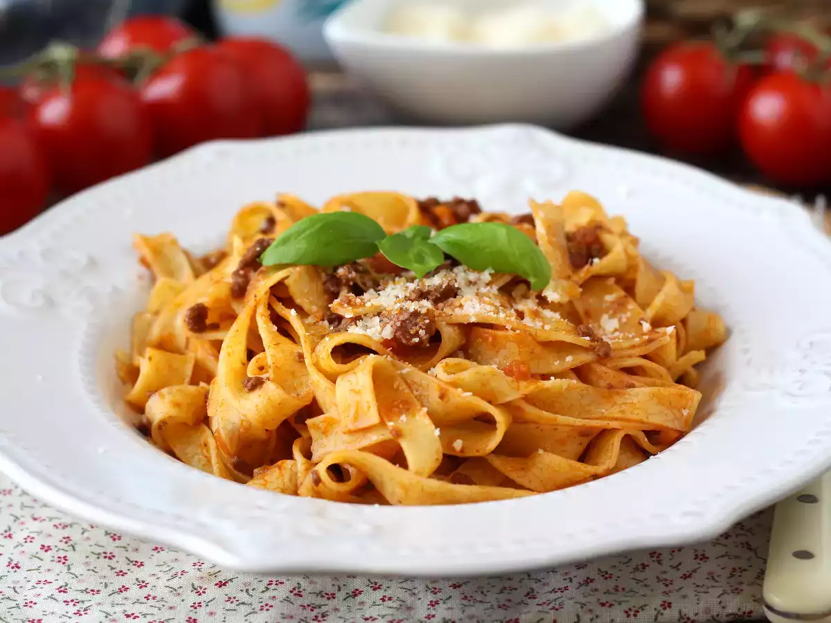 Ζυμαρικά με σάλτσα μπολονέζ - tagliatelle al ragù alla bolognese - φωτογραφία 3
