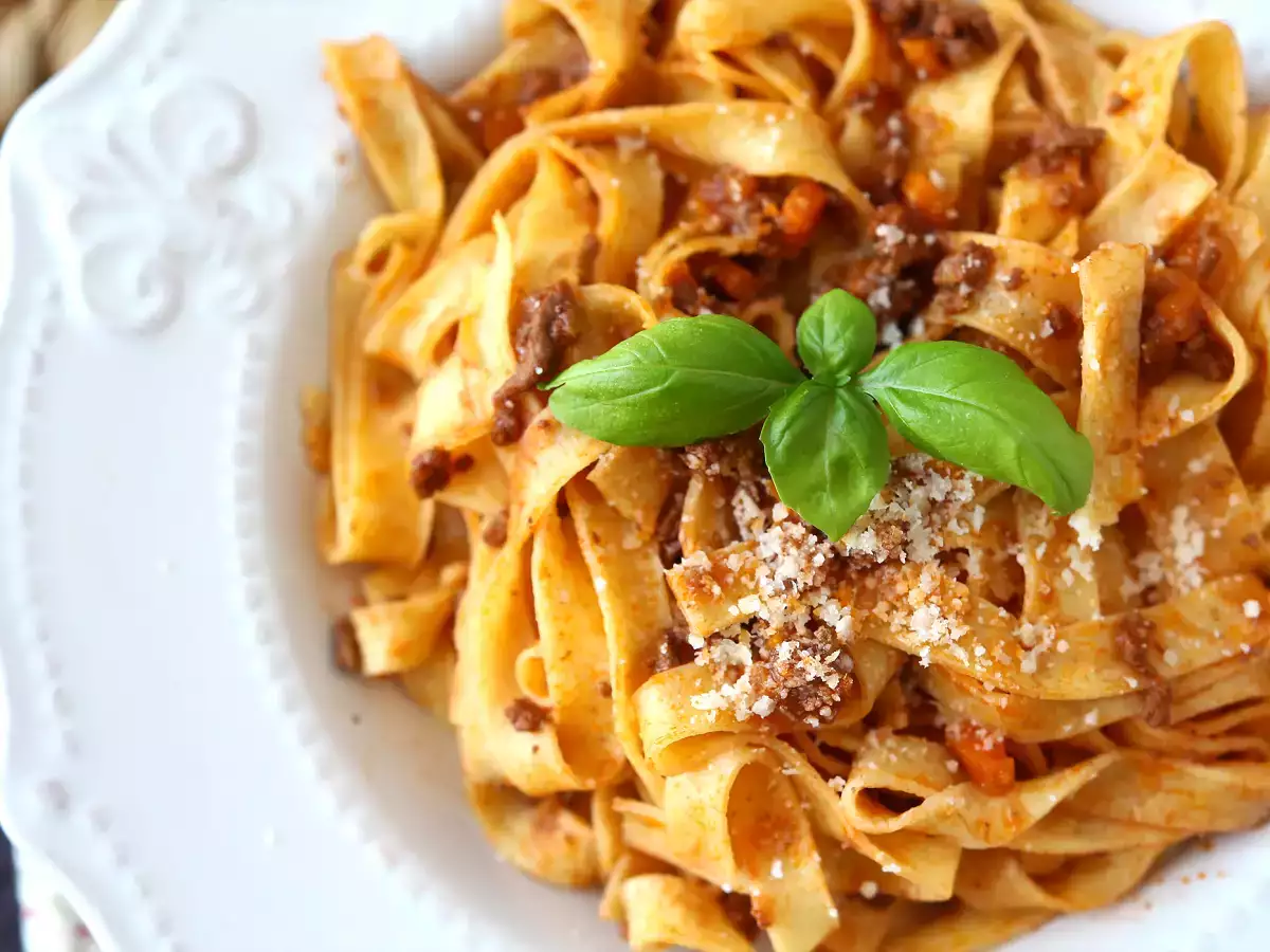 Ζυμαρικά με σάλτσα μπολονέζ - tagliatelle al ragù alla bolognese - φωτογραφία 4