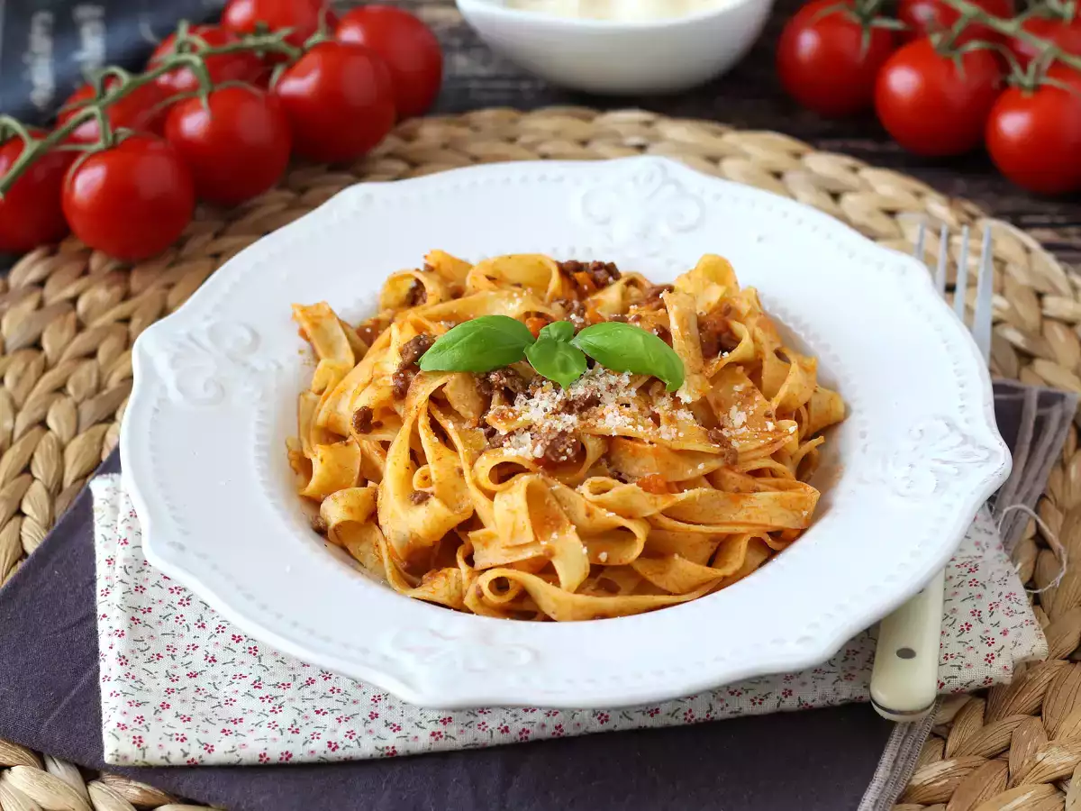 Ζυμαρικά με σάλτσα μπολονέζ - tagliatelle al ragù alla bolognese - φωτογραφία 6