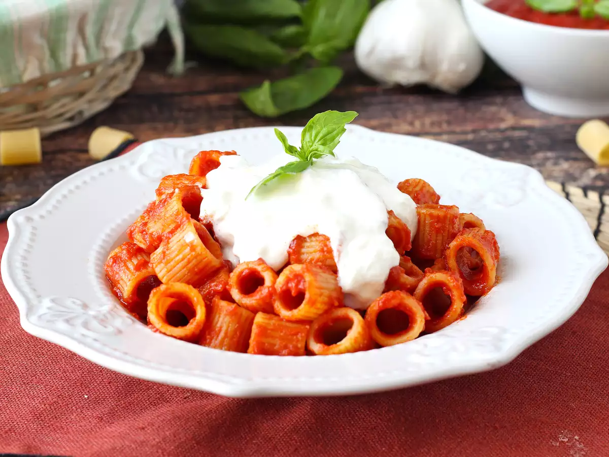 Ζυμαρικά με stracciatella και κρεμώδη ντομάτα: το πρώτο πιάτο έτοιμο σε 10 λεπτά - φωτογραφία 2